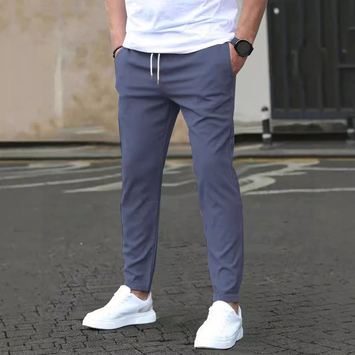 Bequeme Herren Jogger Cropped Hose Slim Fit, marineblau, perfekt für entspannte Freizeit-Outfits.