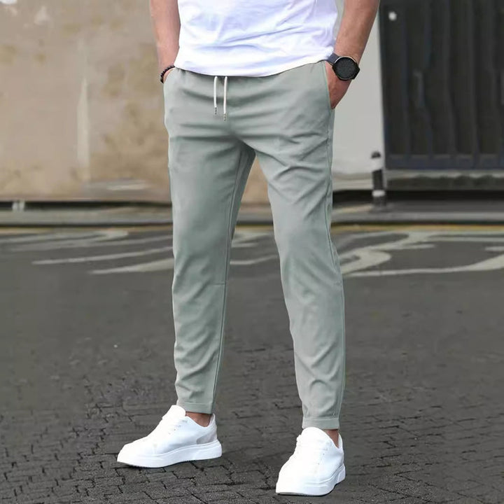 Trendige Herren Slim Fit Cropped Hose für Frühling/Sommer, vielseitig, in Khaki; schicker Business Casual Style.