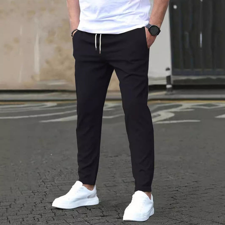 Aktuelle Slim Fit Cropped Freizeithose für Herren, beige, mit schmaler Passform für einen modernen Look.