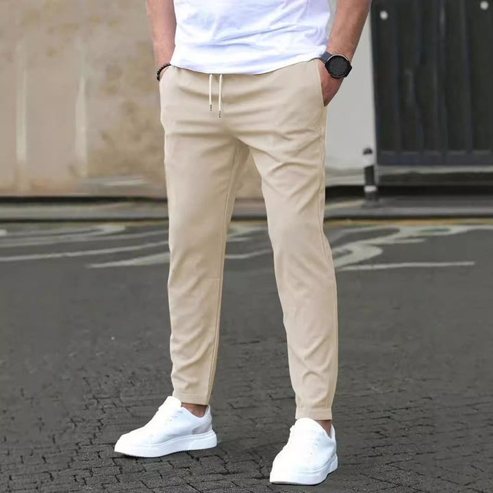 Stilvolle Herren Chino Slim Fit, verkürzt, in Grau; vielseitig kombinierbar für Alltag und elegante Looks.