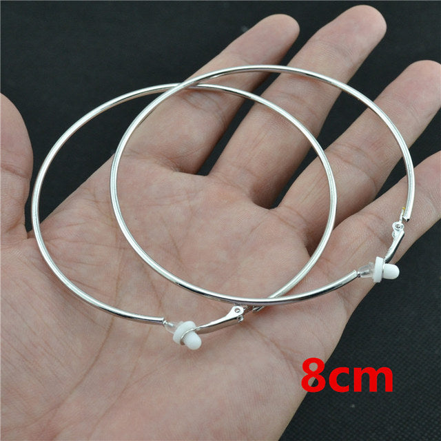 Glänzende Gold Clip Ohrringe für Frauen, ohne Piercing, zeitloser und stilvoller Damenschmuck.