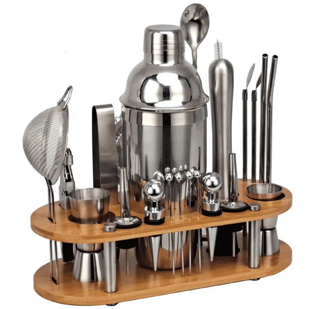 Detailaufnahme des 23-teiligen Edelstahl-Barkeeper-Sets, inkl. Muddler, Eiszange und Ausgießer.