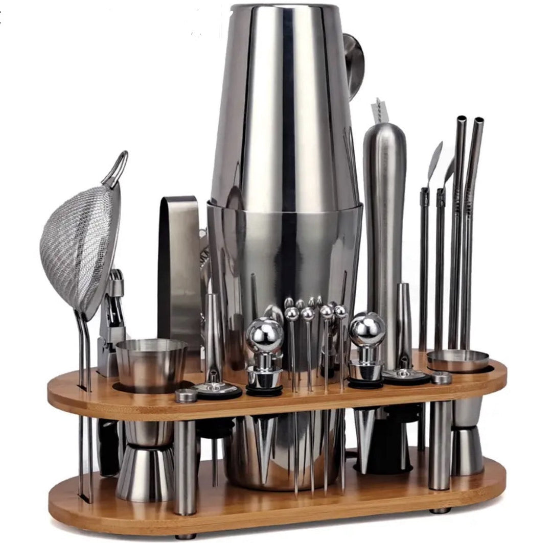 Professionelles Cocktail-Set mit Shaker, Jigger & Sieb. Hochwertiges Barzubehör für Mixologie-Fans.