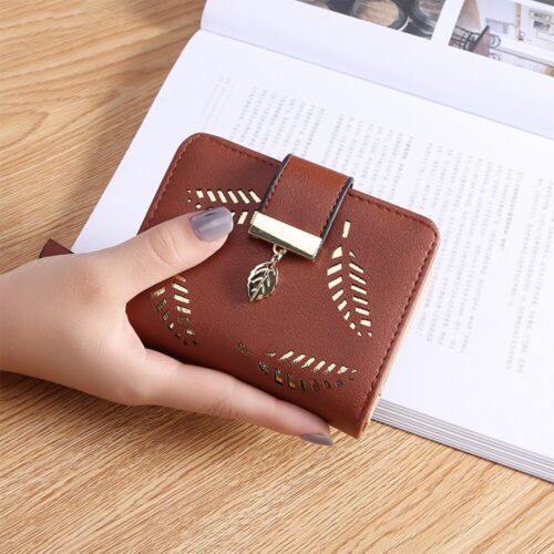 Damen Brieftasche mit einzigartigem goldenen Blattdesign. Stilvolles Accessoire mit vielen Fächern.