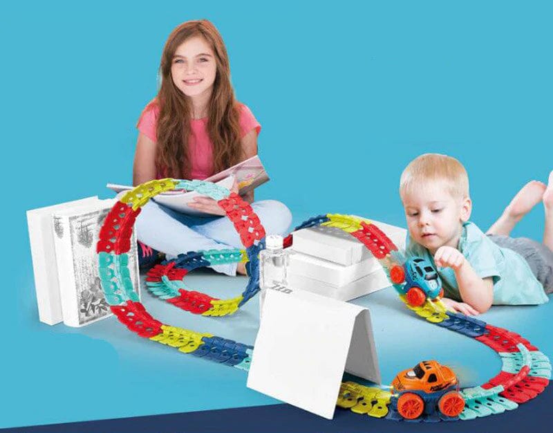 Detailansicht der leuchtenden Schienen einer flexiblen Autorennbahn für Kinder.