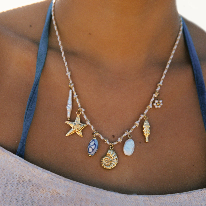 Goldene Damen Statement-Halskette für den Sommer mit Süßwasserperlen & maritimen Charme: Muschel, Seestern.