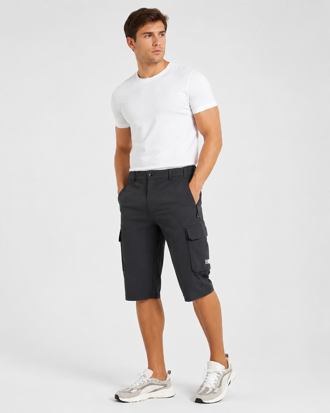 Mann trägt Cova Stretch-Cargohose beim Wandern; zeigt Outdoor-Tauglichkeit und bequemen Stil.