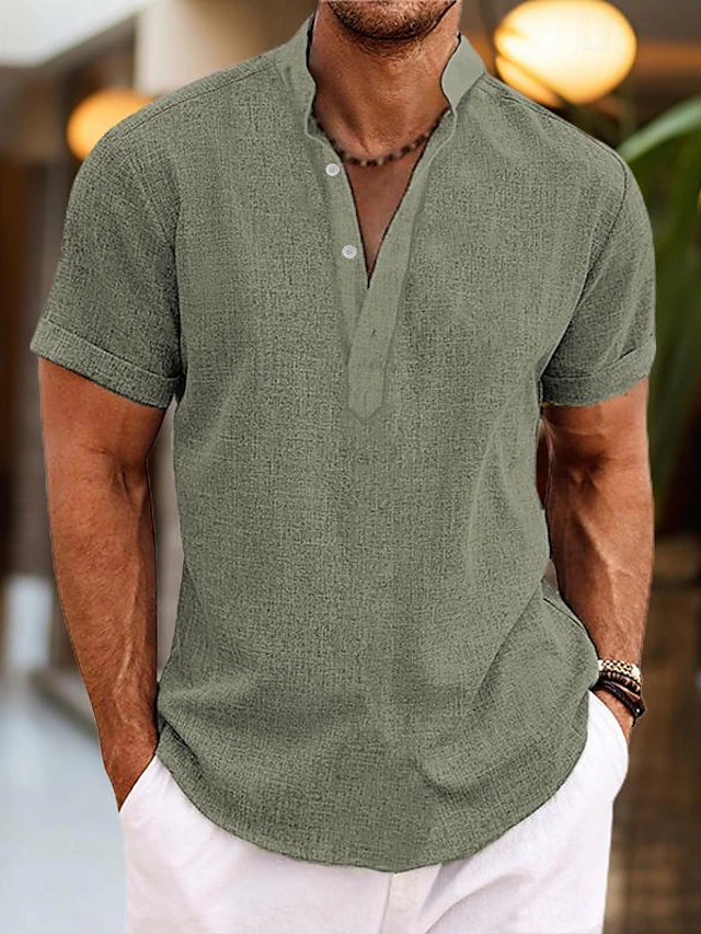 Herren Kurzarm Henley Oberteil am Strand, perfekt für Urlaub & entspannte Sommertage, komfortabel & modern.