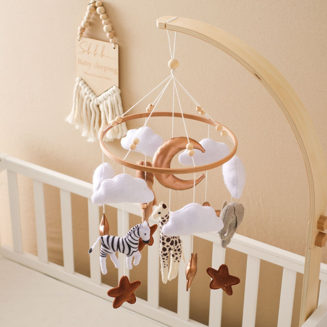 Dekoratives Baby Mobile aus Filz mit Safari-Tieren für das Kinderzimmer, sanfte Farben und hochwertige Verarbeitung.