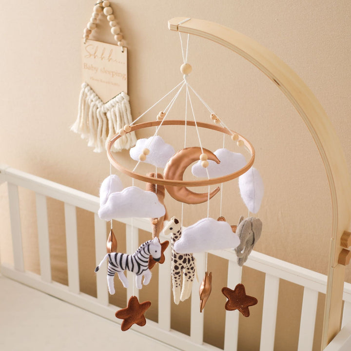 Dekoratives Baby Mobile aus Filz mit Safari-Tieren für das Kinderzimmer, sanfte Farben und hochwertige Verarbeitung.