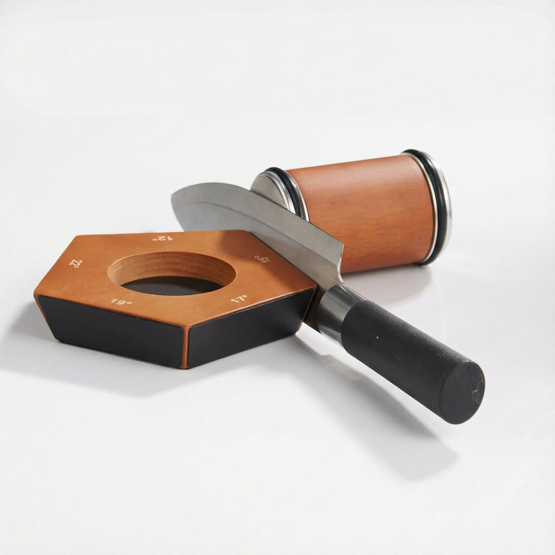 Rollender Messerschärfer mit magnetischer Führung für präzise Klingenpflege von Küchenmessern.