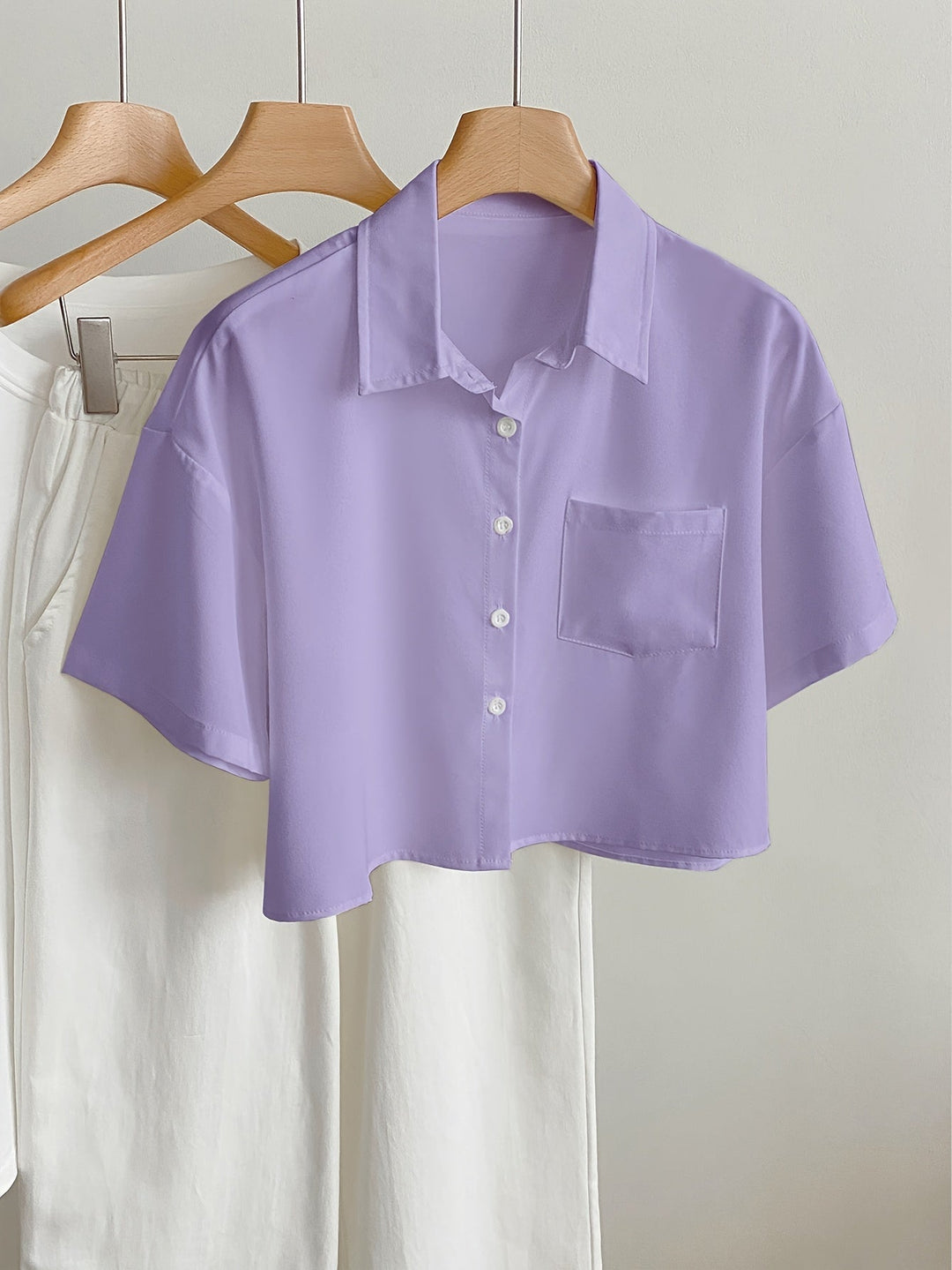 Moderne kurzärmlige Cropped Bluse, Damen Freizeit Top, lässig und stylisch kombiniert.