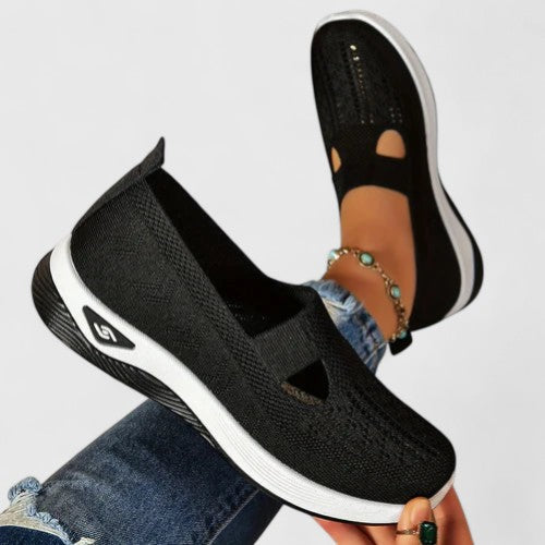 Damen Slip-On Mesh-Walking-Sneaker am Fuß, zeigen optimalen Tragekomfort und leichtes Slip-On-Design.