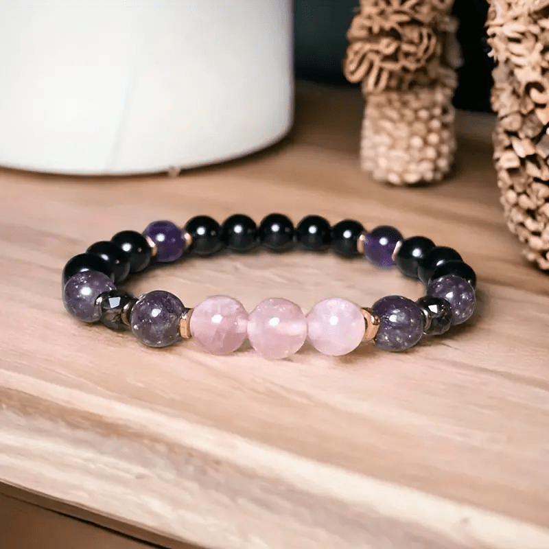 Nahaufnahme vom Damen Perlenarmband mit Rosenquarz-, Obsidian- & Amethyst-Perlen, feiner Schmuck.