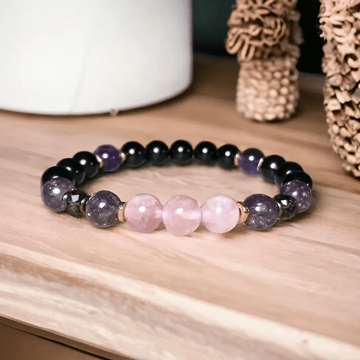 Nahaufnahme vom Damen Perlenarmband mit Rosenquarz-, Obsidian- & Amethyst-Perlen, feiner Schmuck.