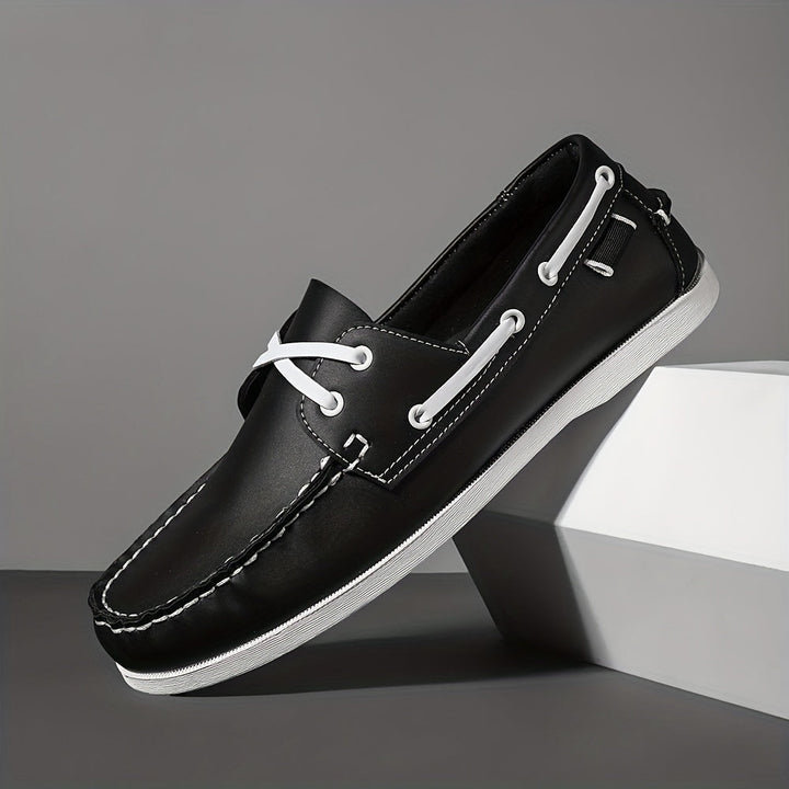 Komfortable Herren Slipper. Griffige Sohle für Sicherheit & Stil. Vielseitige Bootsschuhe.