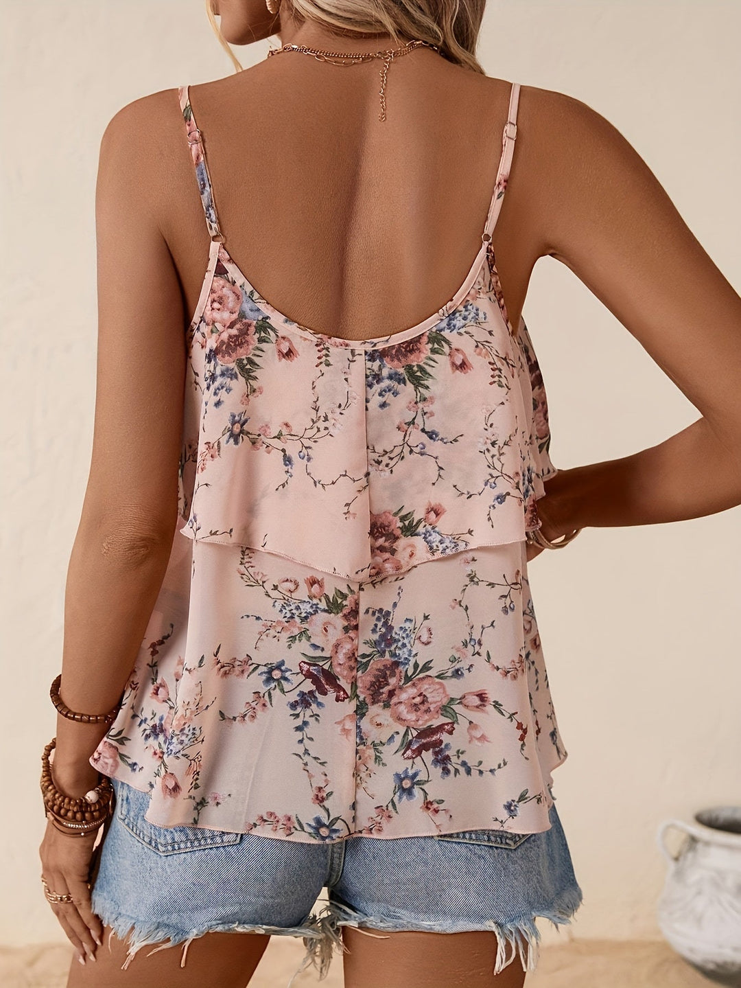Stilvolles Damen Rüschen-Top in Rosatönen mit romantischem Blumenmuster. Ein feminines Sommer Crop Top.