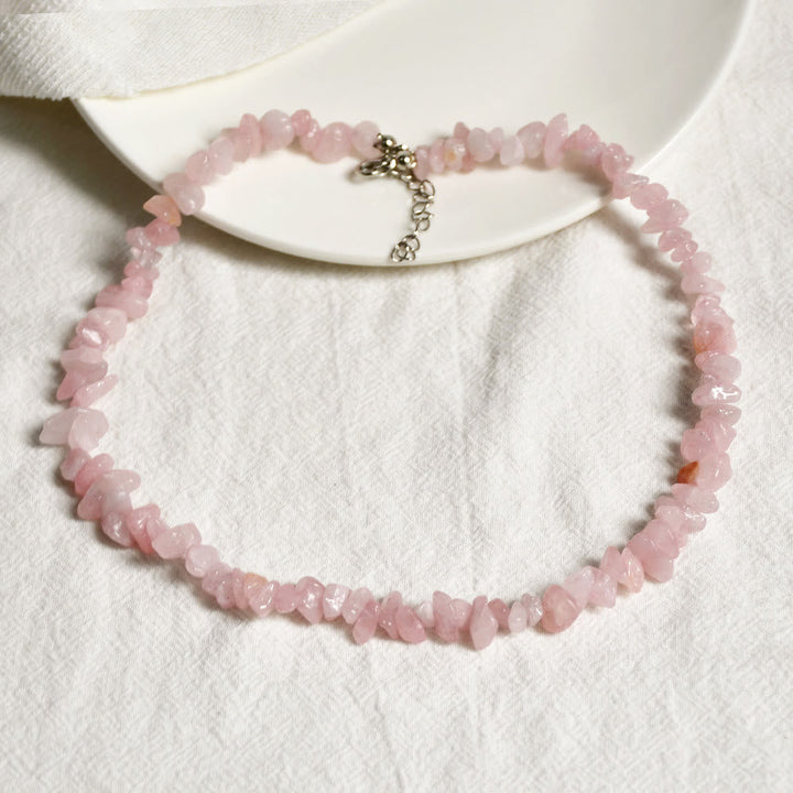 Edle Silberkette mit polierten Natursteinen, ideal als Geschenk für Frauen.
