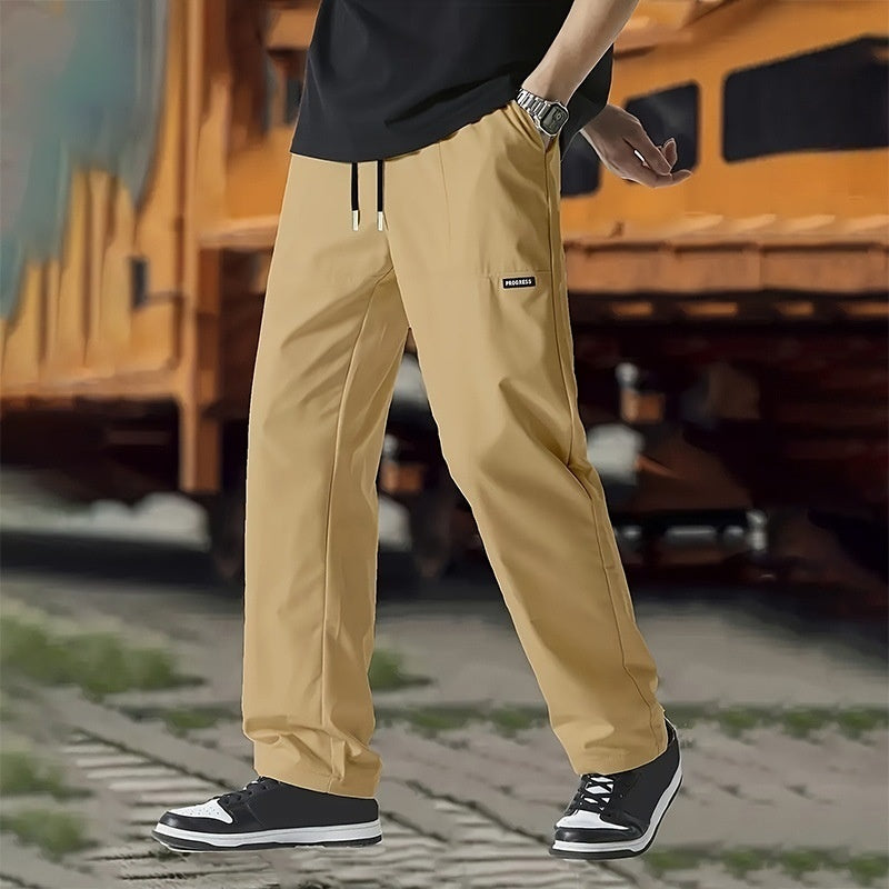 Lockere Herrenhose im geraden Schnitt, ideal als Freizeithose, bequem für Streetwear und Alltagskleidung.