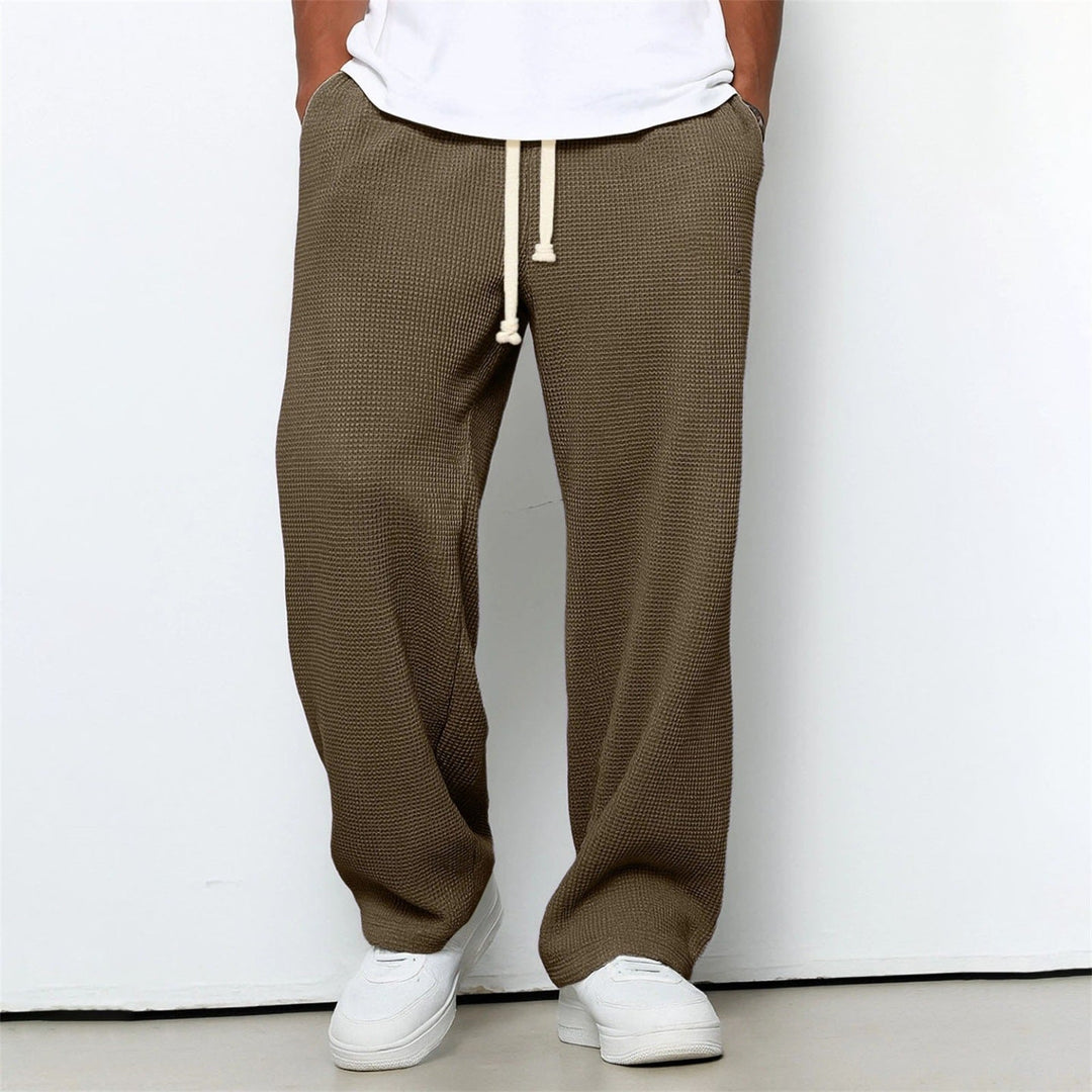Bequeme Herren-Sporthose mit geradem Bein und Waffelstrick, ideal für Freizeitaktivitäten und Entspannung.