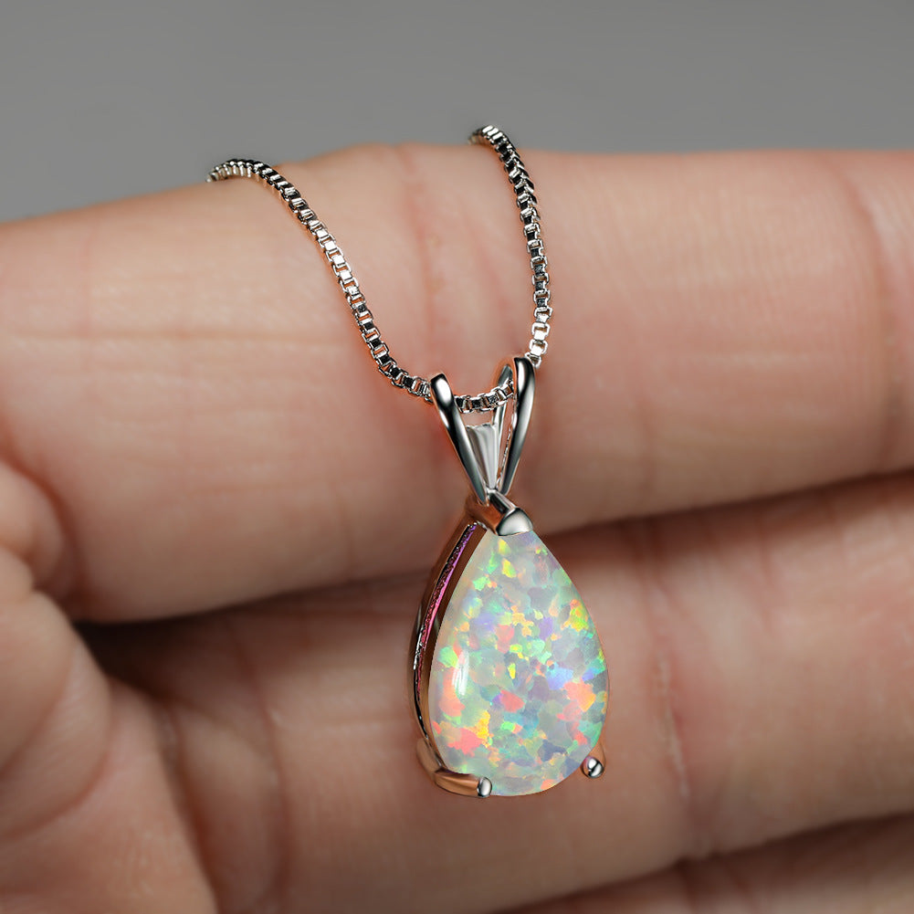 Minimalistische Damen-Halskette mit funkelndem Opal-Tropfenanhänger in Silber, edles Accessoire.
