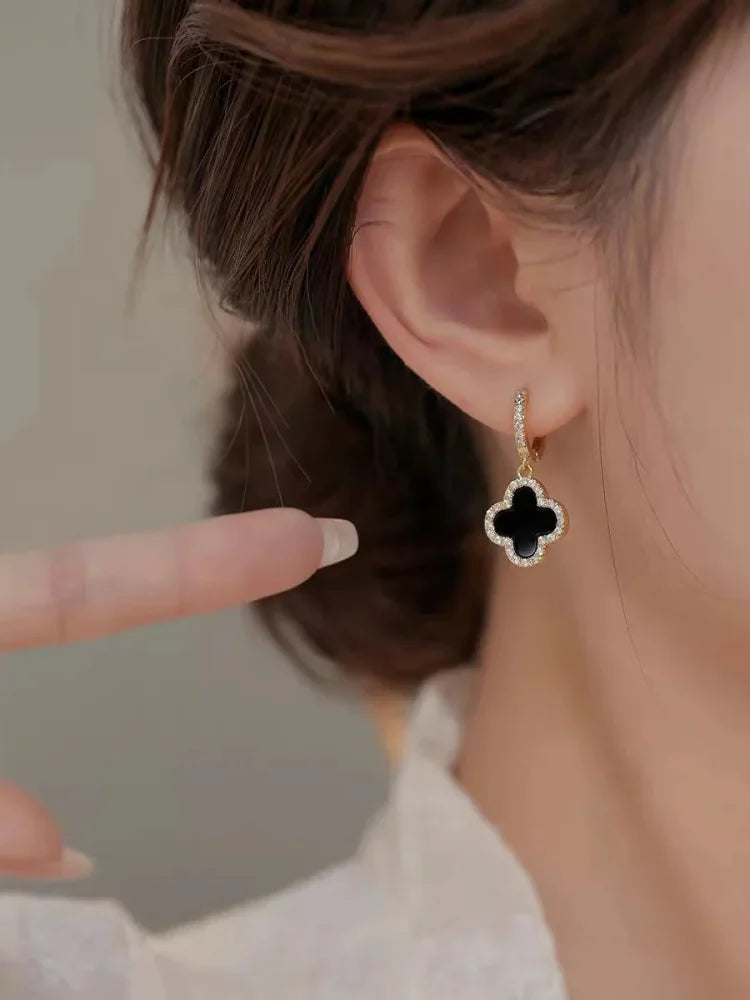 Rote Kleeblatt-Ohrringe für Damen, glänzende Glücksbringer-Ohrstecker, stilvoller Modeschmuck.