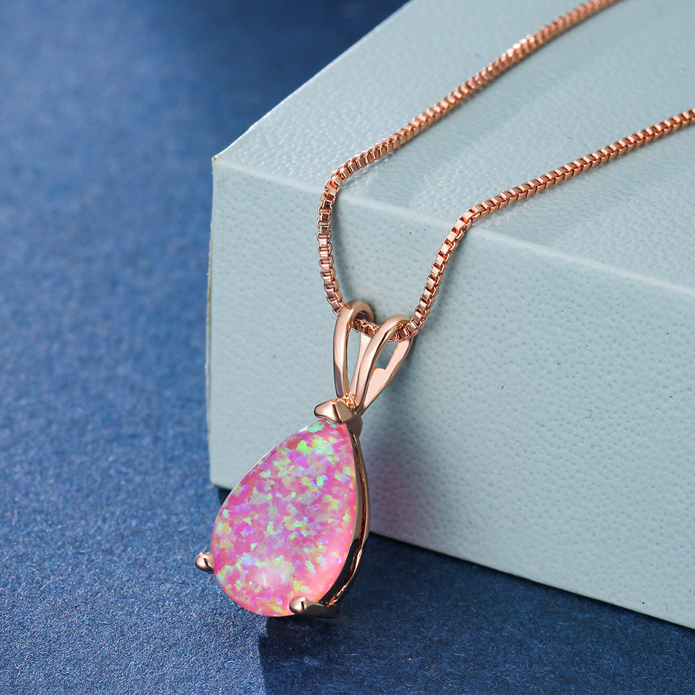 Frauenschmuck: Strahlende Opal-Tropfen-Halskette in Roségold, edles Accessoire für jeden Tag.