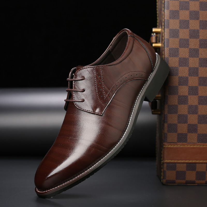 Nahaufnahme der feinen Brogue-Details auf den eleganten Herren Schnürschuhen Lennard für einen klassischen Look.