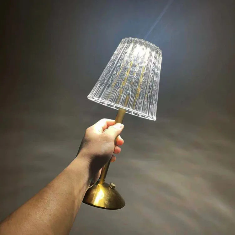 Kabellose dimmbare LED-Nachttischlampe, modernes Design, USB aufladbar, schafft gemütliches Ambiente.
