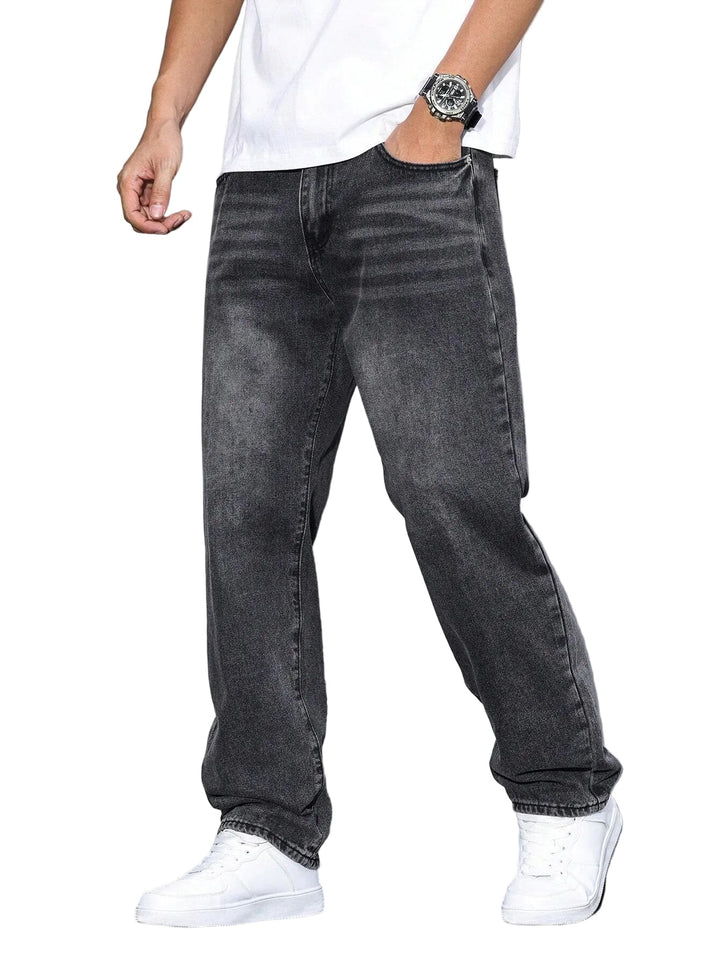Rückansicht der Herren Jeans mit geradem Bein. Bequeme Passform, Gesäßtaschen. Ideal für Alltag & Freizeit.
