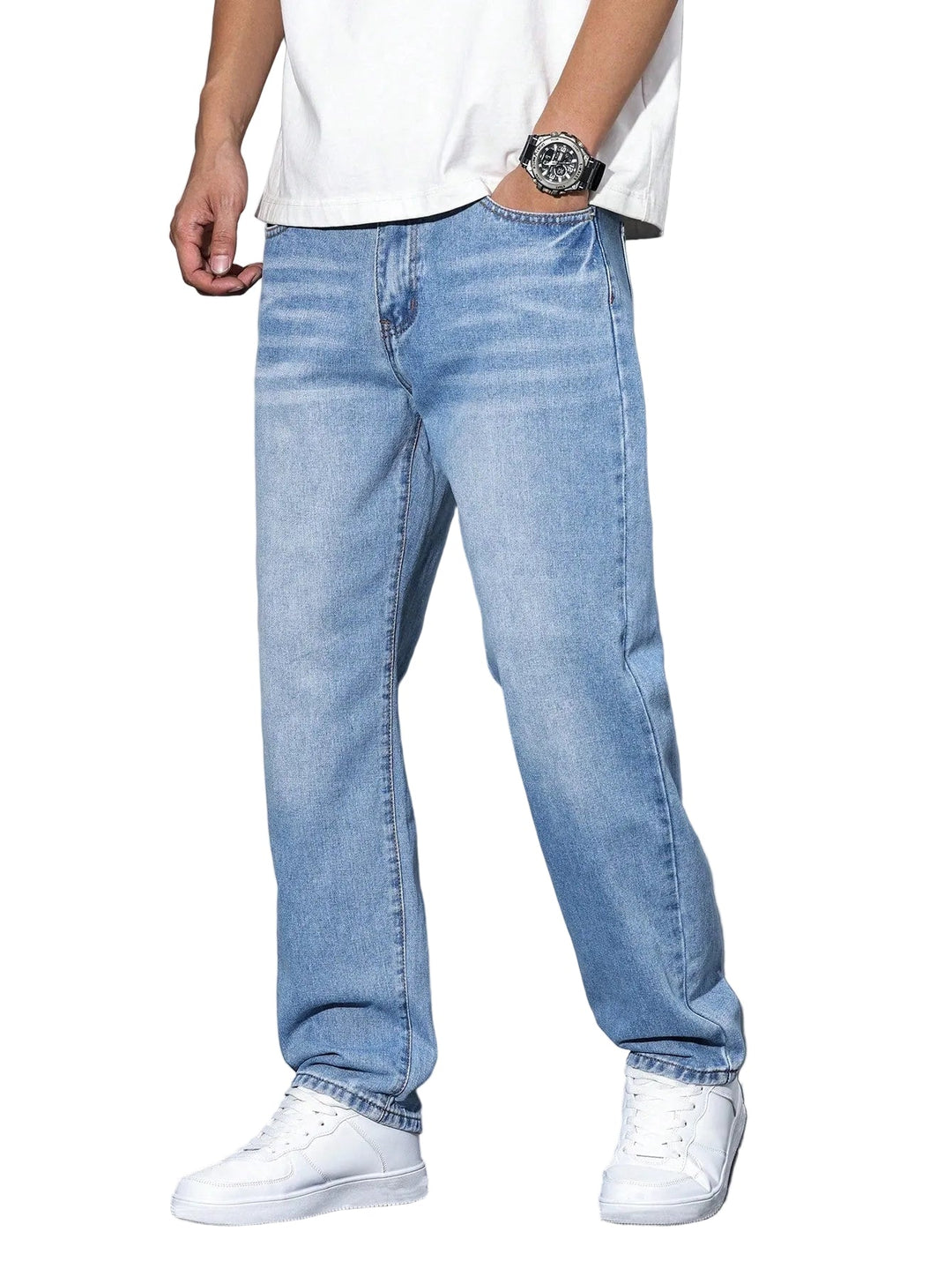 Mann trägt klassische Herren Straight Leg Jeans in moderner Passform. Zeitlose Denim-Freizeithose.