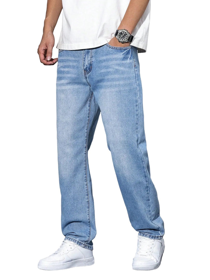 Mann trägt klassische Herren Straight Leg Jeans in moderner Passform. Zeitlose Denim-Freizeithose.