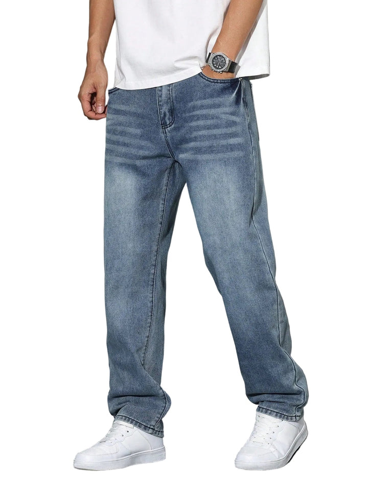 Detailaufnahme der einfarbigen Waschung der blauen Herren Straight Leg Jeans. Vielseitige Männerhose.