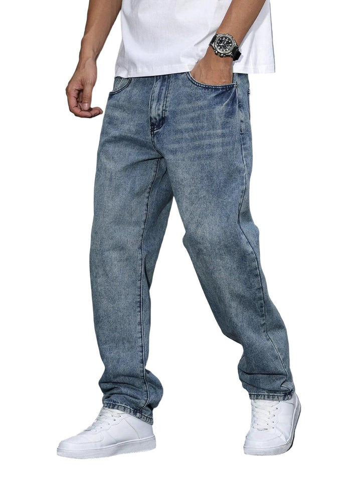 Nahaufnahme der hochwertigen Denim-Textur der Herren Straight Leg Jeans. Strapazierfähig & bequem.