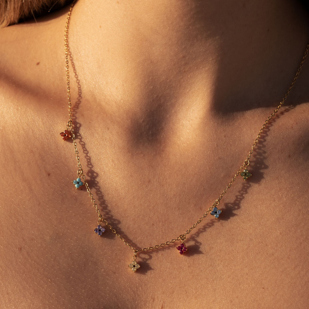 Nahaufnahme der filigranen Blumen und Zirkonia Steine auf einer goldenen Damen Choker Halskette.
