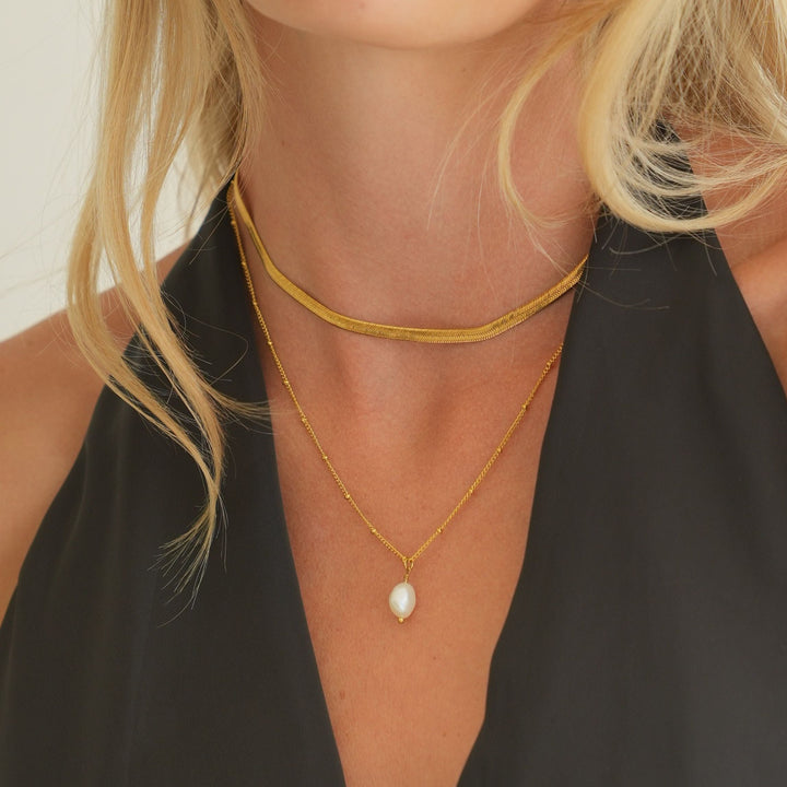 Hochwertiges PVD Gold Schmuckset: Wasserdichte Herringbone Kette & edler Süßwasserperlen-Anhänger, hypoallergen.