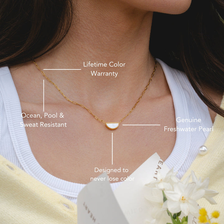 Goldfarbene Edelstahl Damen Choker Halskette, eleganter Perlmutt Anhänger Schmuck.