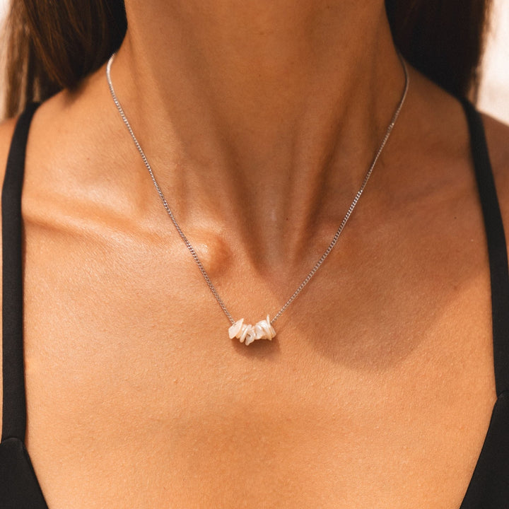 Wasserfeste Damen Süßwasser Perlenkette in Silber, elegant & verstellbar, stilvoller Schmuck.