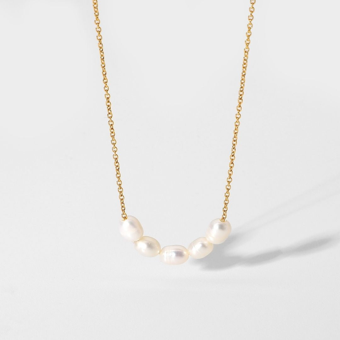 Trendige Goldkette für Damen mit 5 authentischen Süßwasserperlen. Verstellbar, wasserfest & allergikerfreundlich.