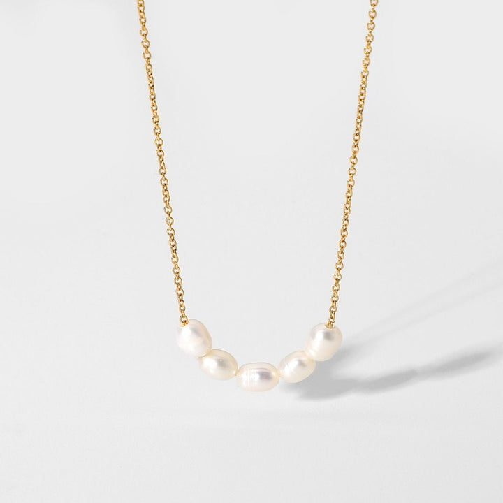 Trendige Goldkette für Damen mit 5 authentischen Süßwasserperlen. Verstellbar, wasserfest & allergikerfreundlich.