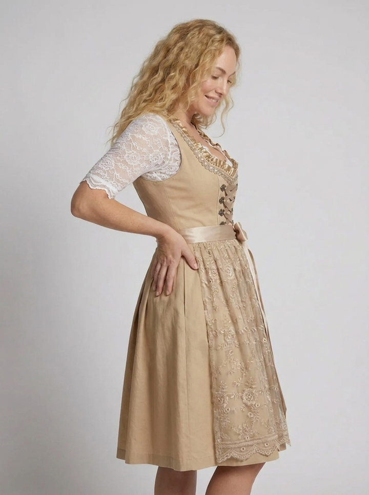 Zeitloses, beiges Damenkleid, festlich und modern, perfekt als Hochzeitsgast-Outfit oder für Herbstfeiern.