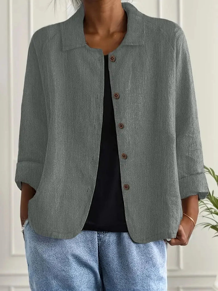 Frau spaziert in bequemer, leichter Damen Übergangsjacke; vielseitige Frühlingsjacke für aktive Tage.