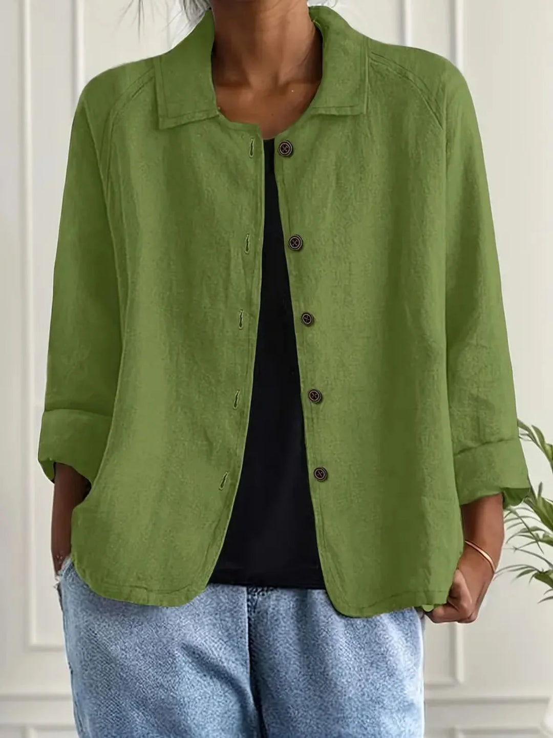 Rückansicht der modernen Damen Übergangsjacke; bequemer, leichter Schnitt, ideale Frühlingsjacke.