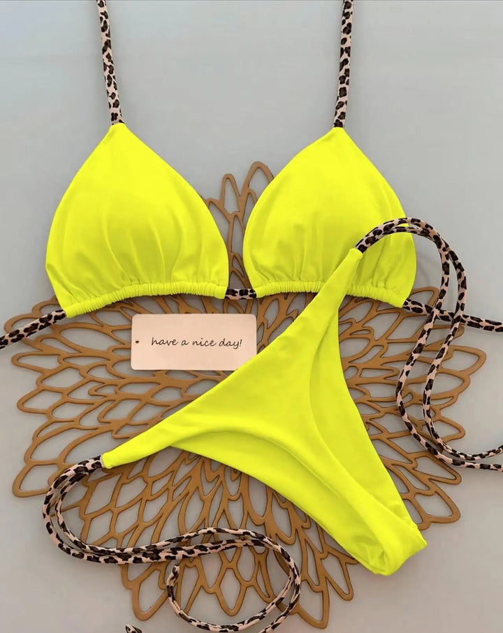 Leichtes Damen Leopardenmuster Tanga Bikini Set, ideal für entspannte Strandtage.