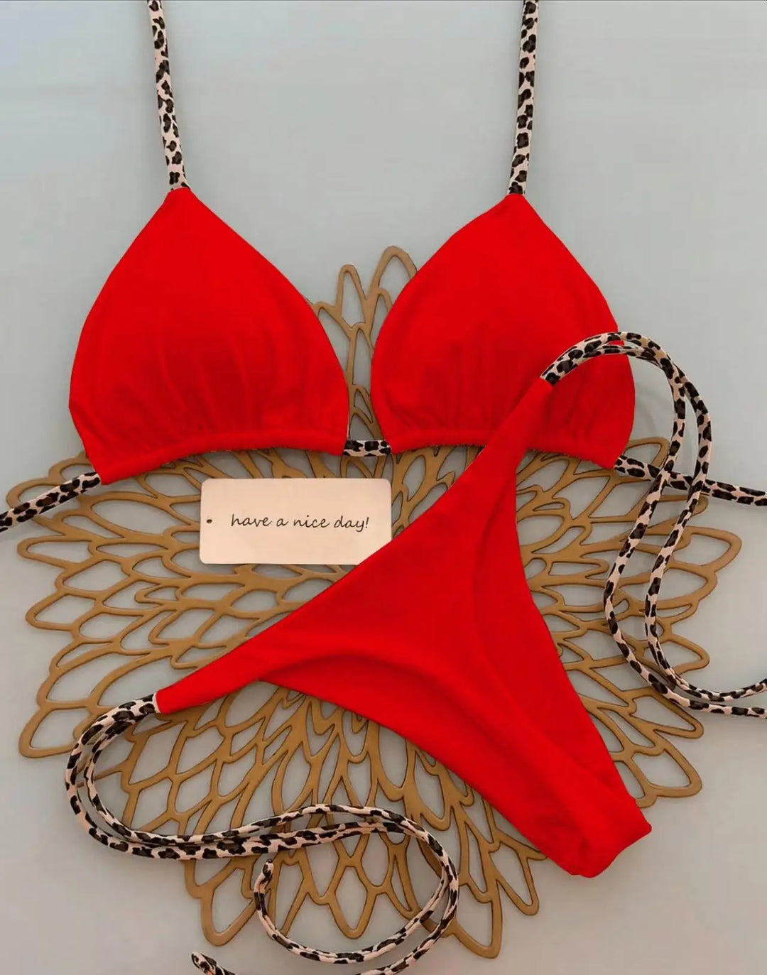 Damen Tanga Bikini Leopardenmuster, stilvoll und modern.