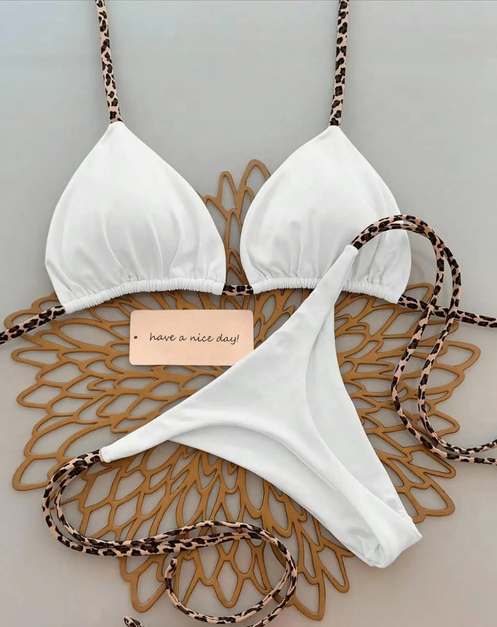 Hochgeschnittenes Leopardenmuster Damen Bikini-Set für den Strand.