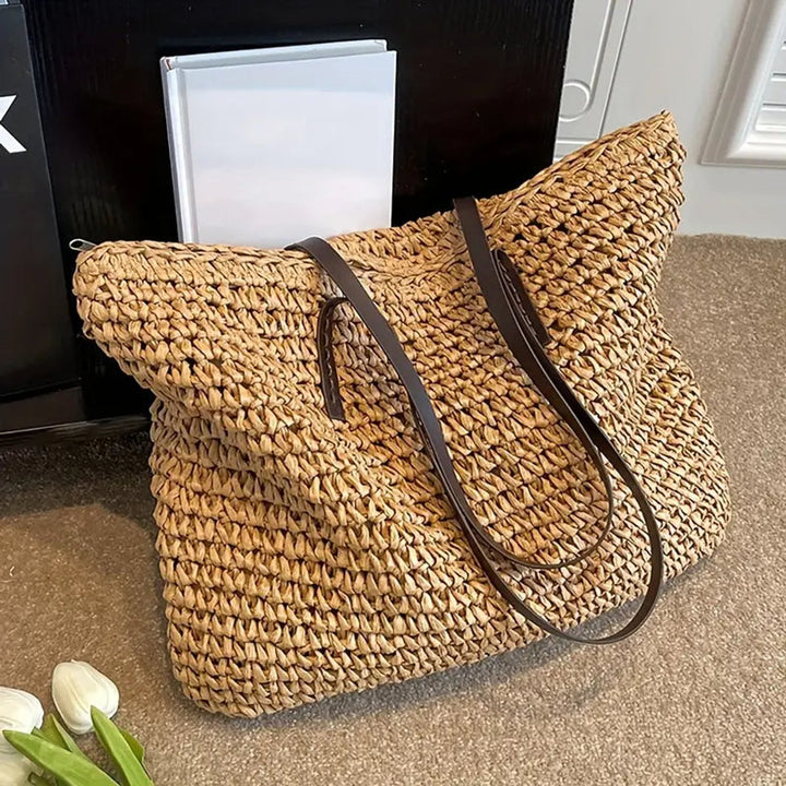 Elegante Damen Raffiatasche im Boho-Design. Praktische Sommerttasche aus geflochtenem Naturmaterial.