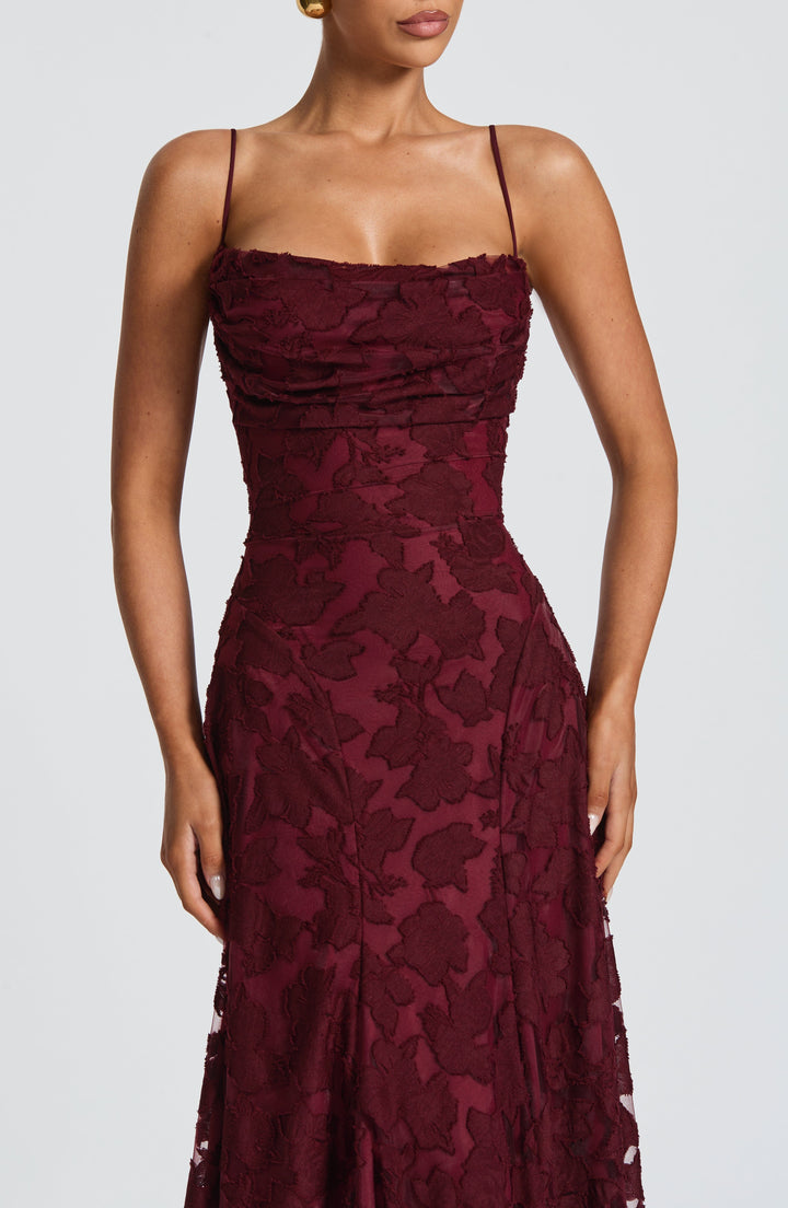 Festliches Damen Maxikleid, elegant, mit Blumenstickerei für Hochzeit & Gala.