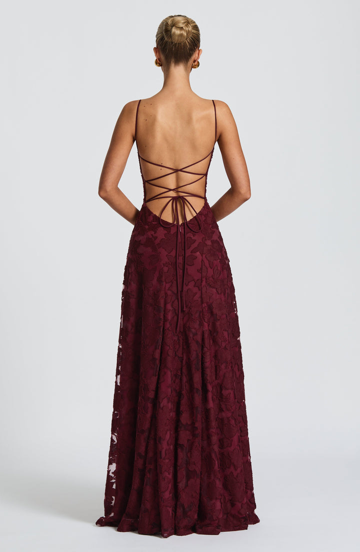 Auffälliges Damen Abendkleid, lang, mit detaillierter Blumenstickerei für festliche Looks.