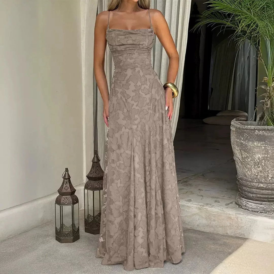 Schickes Damen Abendkleid, lang & bestickt mit Blumen, eine elegante Wahl für besondere Feste.